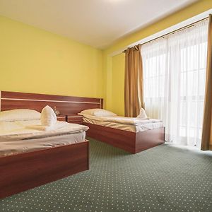 Pokój z łóżkiem king-size